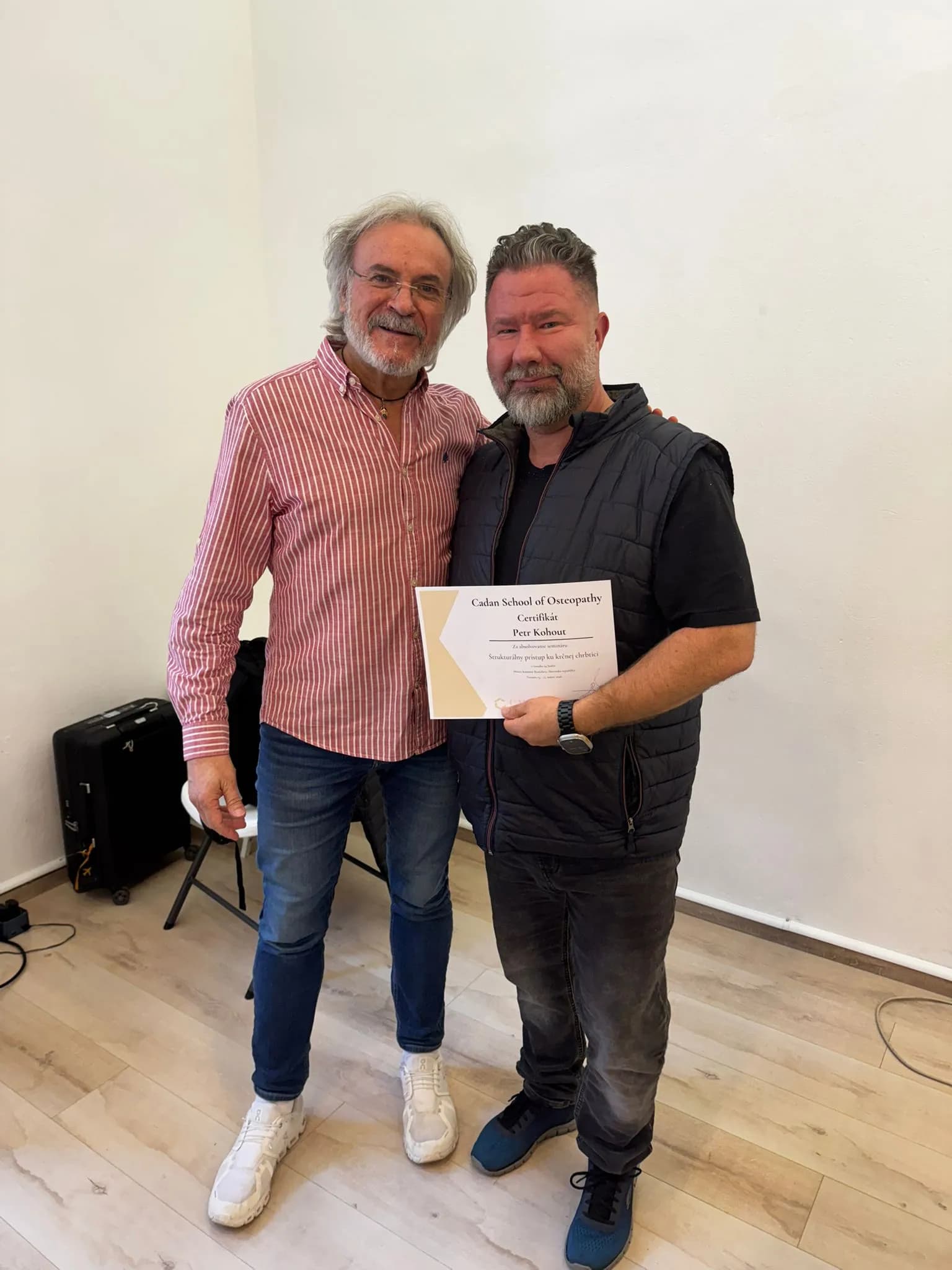 Petr Kohout s lektorem MSc. Juanem José Boscá D.O. a certifikátem z kurzu