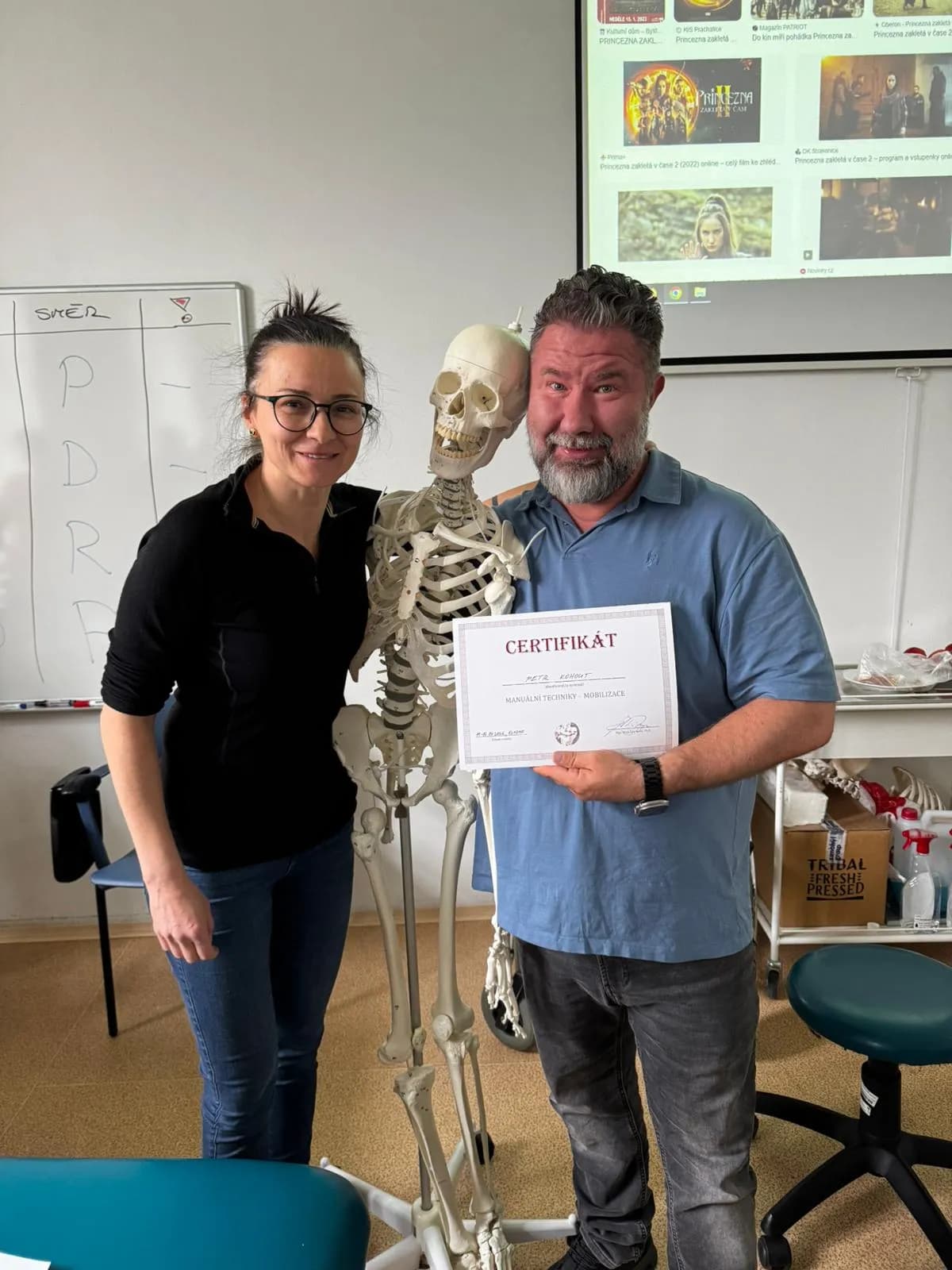 Petr Kohout s Mgr. Majou Špiritović, Ph.D., a certifikátem z kurzu manuálních technik