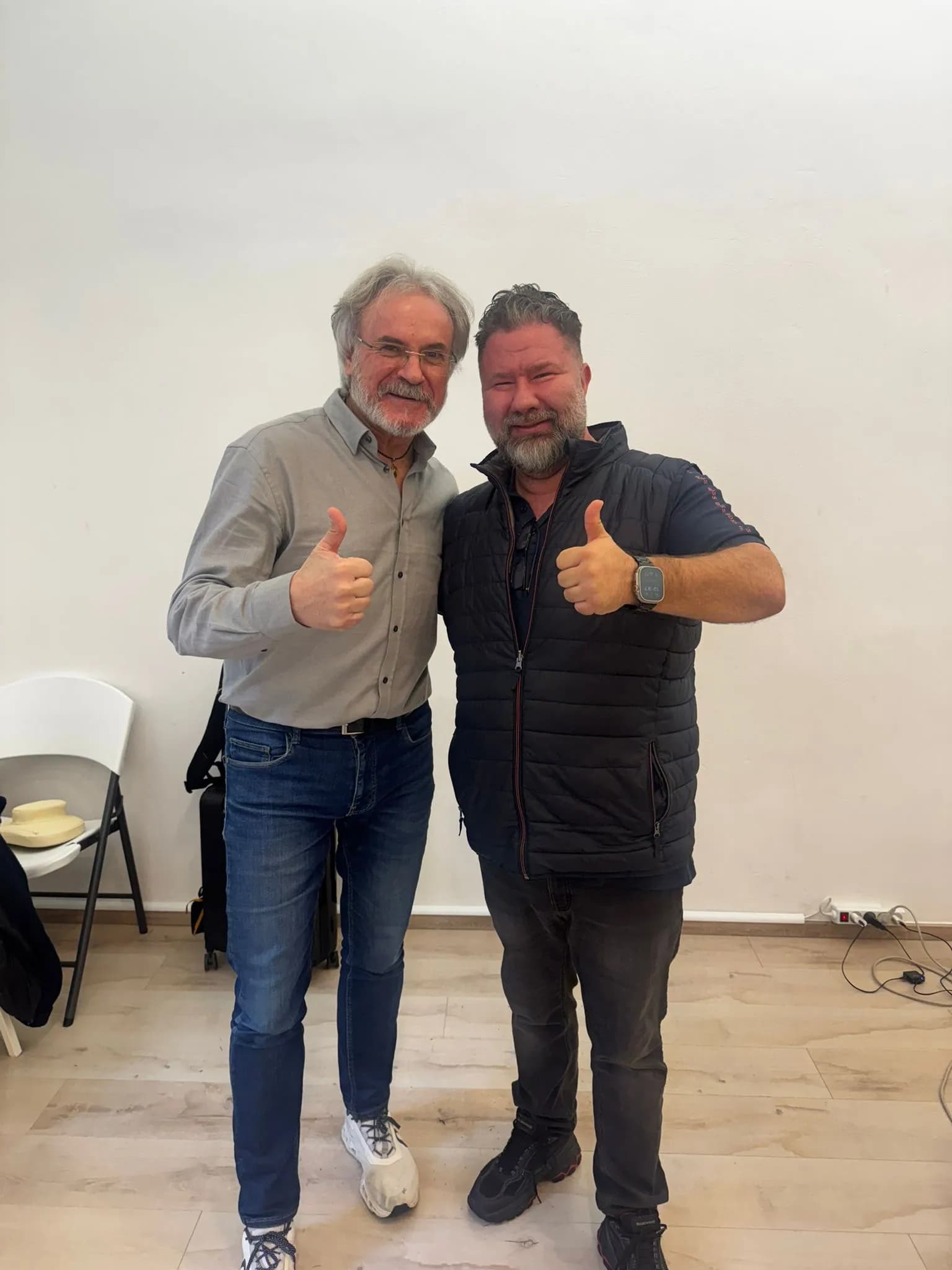 Petr Kohout s lektorem kurzu, oba se usmívají a ukazují palec nahoru