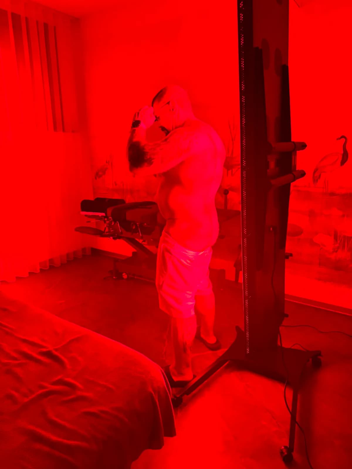 Klient během terapie červeným světlem